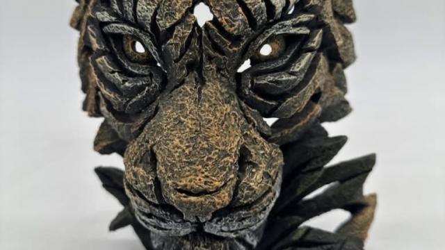 Matt Buckley Edge tiger sculpture